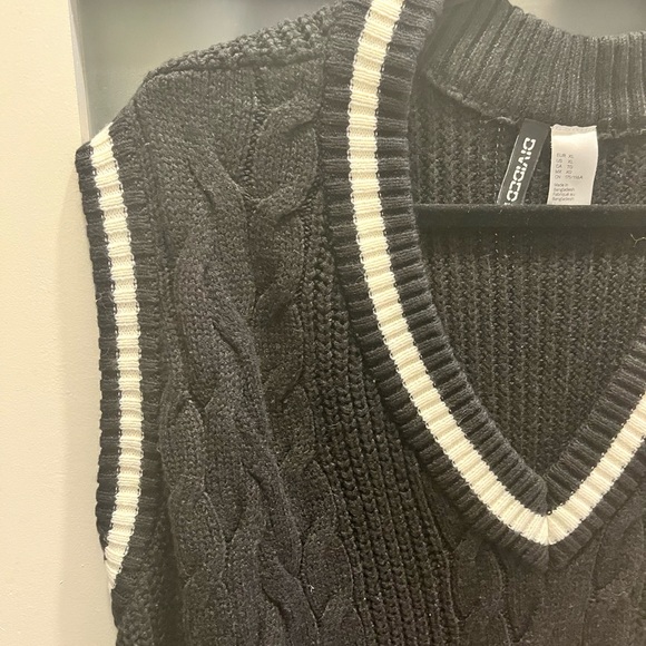 H&M sweater vest sz XL women’s. Black with white trim. Worn twice, washed twice - Picture 3 of 4